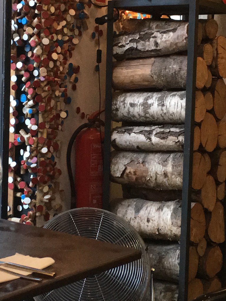 Wood fire, fan fire, fire extinguisher 