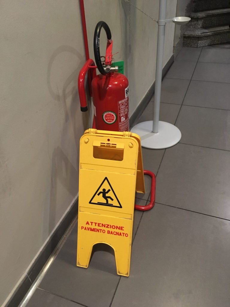 estintore pavimento bagnato
