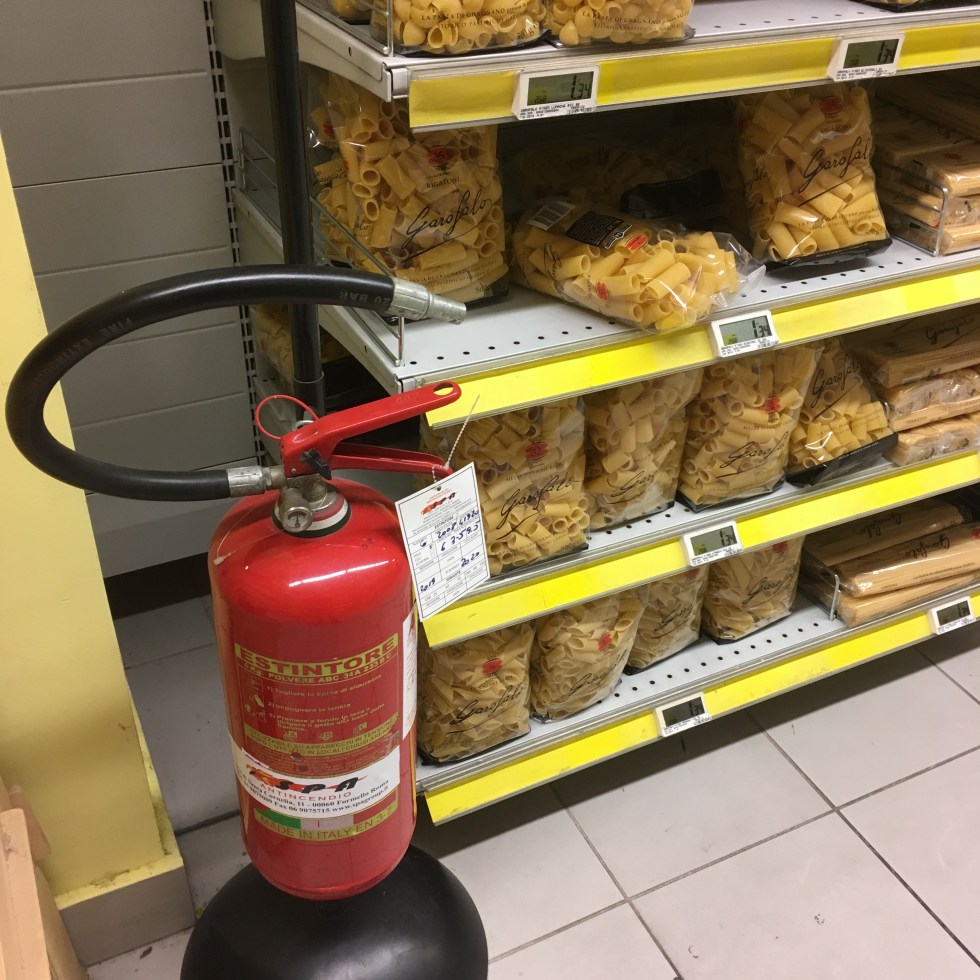 conad roma casalotti, estintore supermercato, supermarket groceries extinguisher