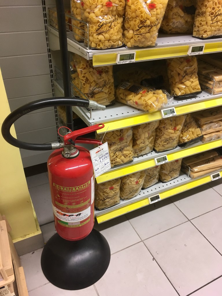 conad roma casalotti, estintore supermercato, supermarket groceries extinguisher
