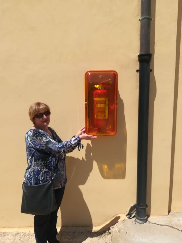 outdoor extinguisher, extinguisher selfie, caged extinguisher