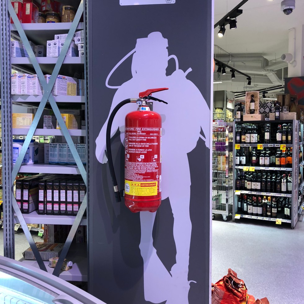 undrwater extinguisher, fire water extinguisher, shop fire safety, funny fire extinguisher
