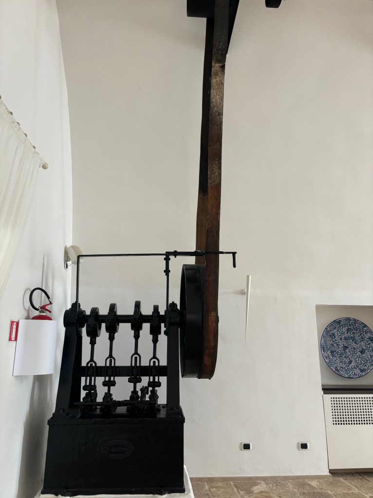 Oil mill with an extinguisher